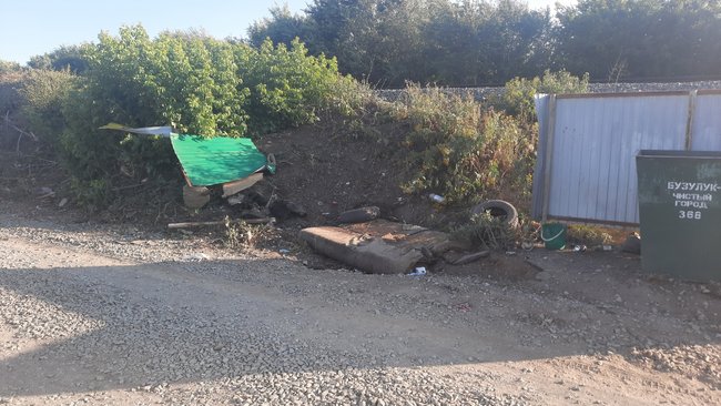 В Бузулуке водитель протаранил мусорную площадку и забор частного дома