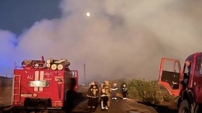 В Оренбуржье уже сутки тушат крупный пожар