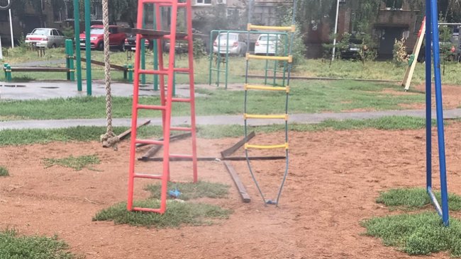 Вандалы устроили погром на детской площадке в Бузулуке