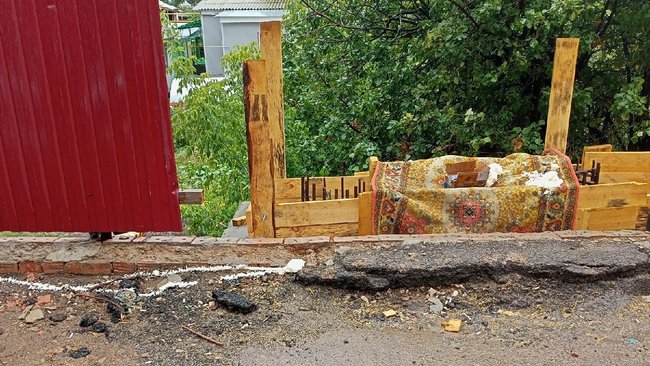 Монтажной пеной залили трещины у 