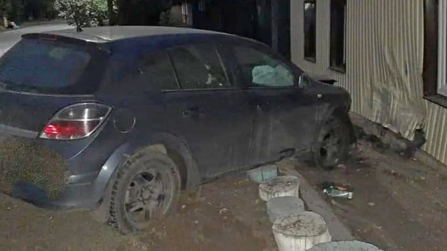 В Бузулуке иномарка наехала на жилой дом