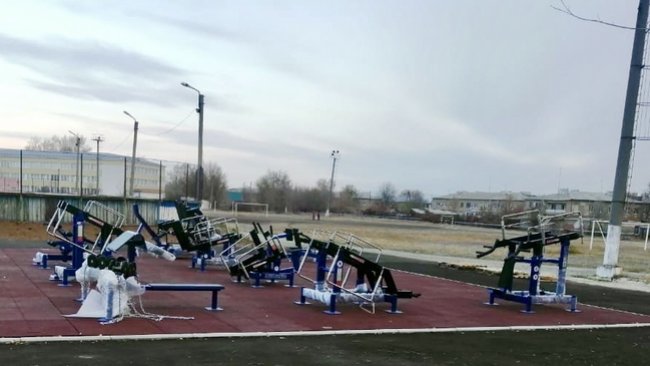 В поселке Бузулукского района устанавливают новенькие тренажеры