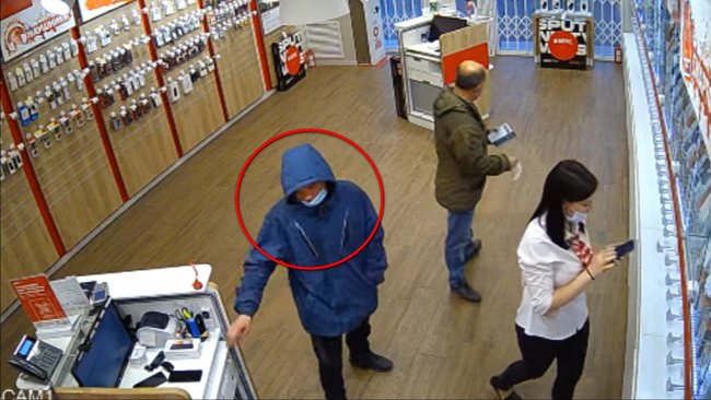 Грабеж средь бела дня: бузулучанин украл телефон, который ему не дали в кредит