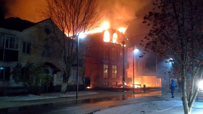 В центре Бузулука горит торговый дом