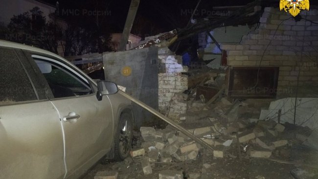 В МЧС сообщили уже о шести поврежденных авто и трех гаражах в Бузулуке