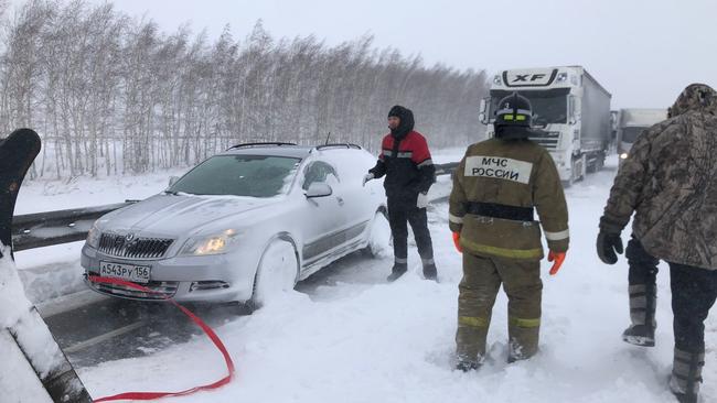 На трассе в Бузулукском районе в затор попали около 70 человек