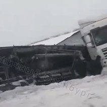 На трассе под Бузулуком в кювет съехала фура