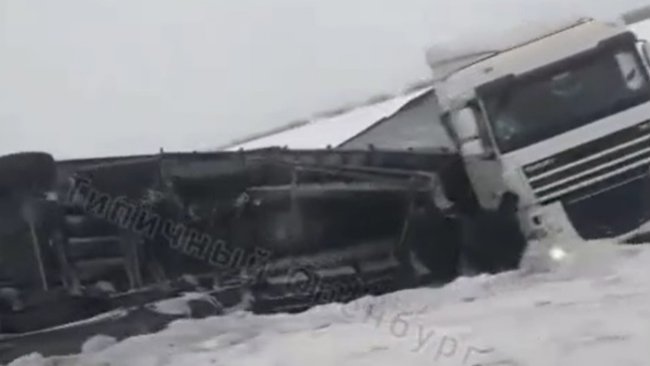 На трассе под Бузулуком в кювет съехала фура