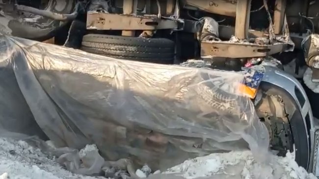 Слетевшая с трассы фура подмяла под себя 