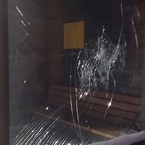 В Бузулуке на остановке неизвестные разбили стекло 