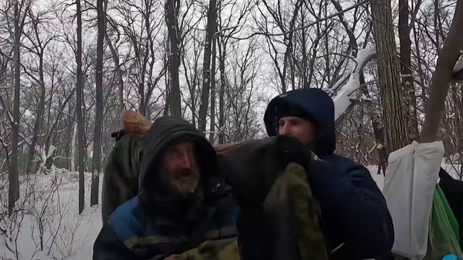 Жизнь бузулукского отшельника в лесу становится более комфортной