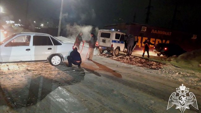 В Бузулуке снова помогали съехавшим в кювет