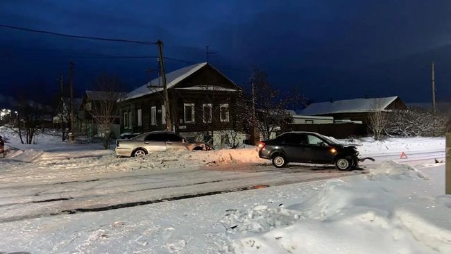 В Бузулуке иномарку после ДТП отбросило в столб 