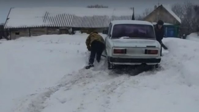 В селе Бузулукского района люди оказались в снежном плену