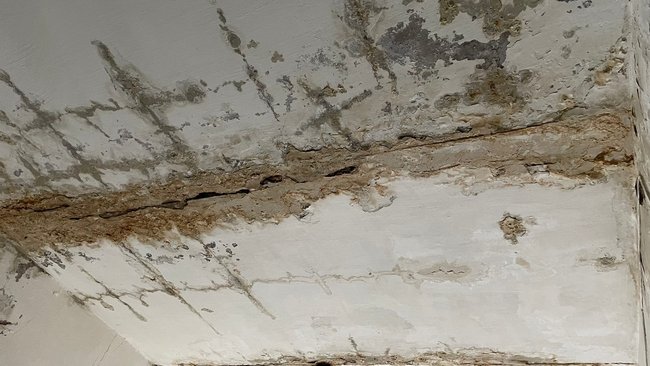 В Бузулуке МКД дождался капремонта крыши, но никто не хочет за него браться