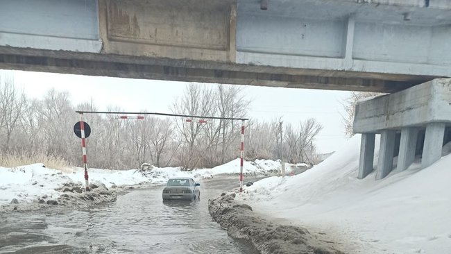 Автоволонтеры Бузулука призывают водителей не ездить под мостом на Юго-Западной