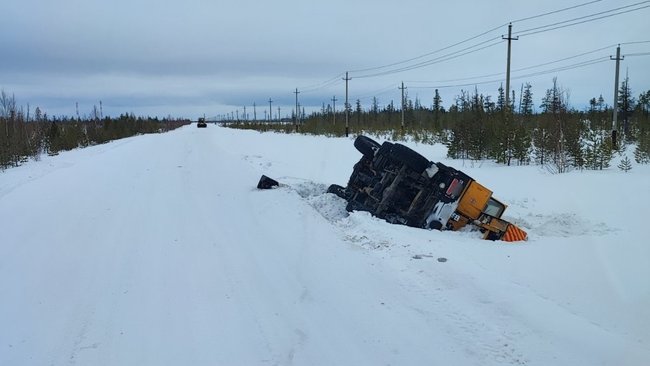 Бузулукский автоволонтер вытащил из кювета подъемный кран