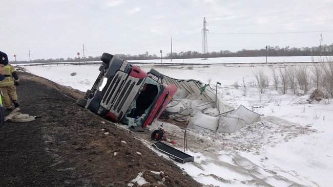 Водитель фуры погиб на месте ДТП, пытаясь выбраться из кабины (18+)