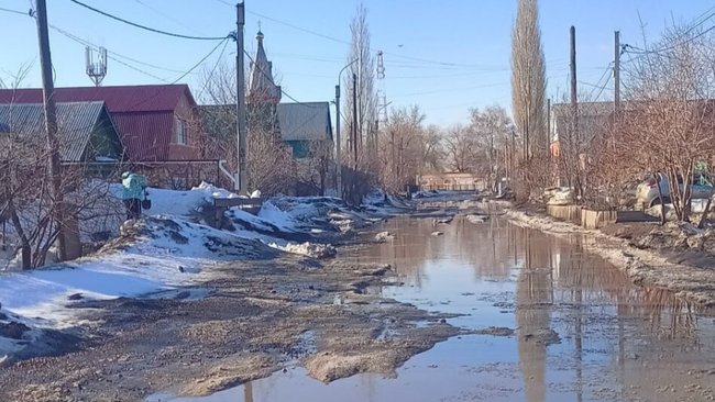 Жители Бузулука жалуются на дорожные ямы и затопленные улицы