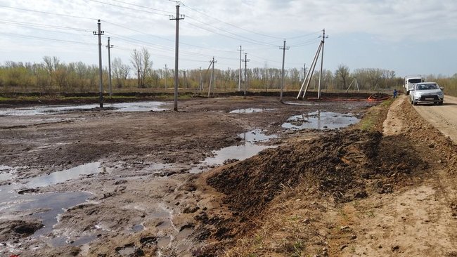 После разгерметизации нефтепровода «Газпромнефти» почва так и остается загрязнённой