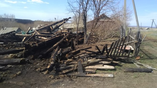 Пенсионерам из Старой Тепловки, у которых сгорел дом, нужна помощь 