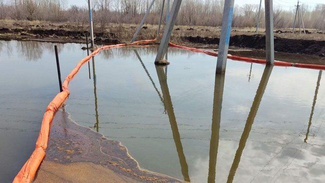 Почва, «залитая» нефтью из трубопровода ООО «Газпромнефть-Оренбург», до сих пор исследуется