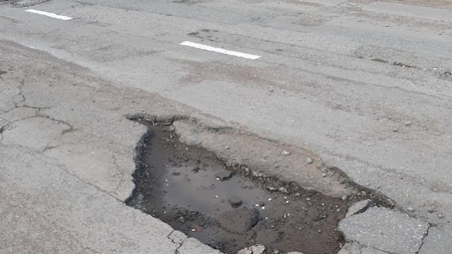 Бузулучане с горьким юмором демонстрируют новую разметку на разбитой дороге 