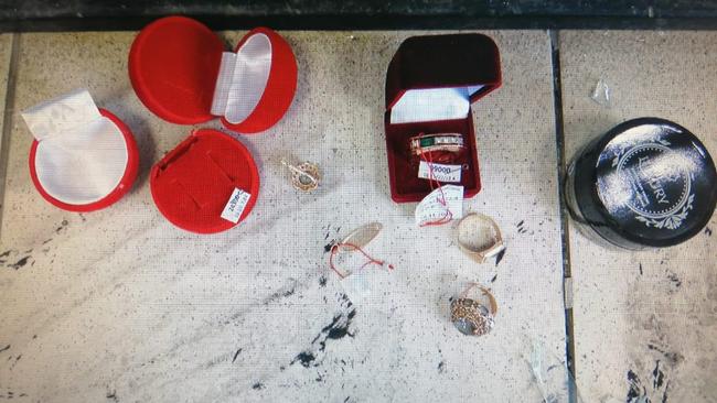 В Бузулуке мужчина в маске ограбил ломбард и уехал из города 