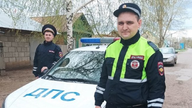 В Бузулуке инспекторы ДПС спасли мужчину, который спал в горящем доме