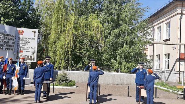 «Смирно!», приветствие, равнение на знамя: бузулукских ребят посвятили в кадеты МЧС