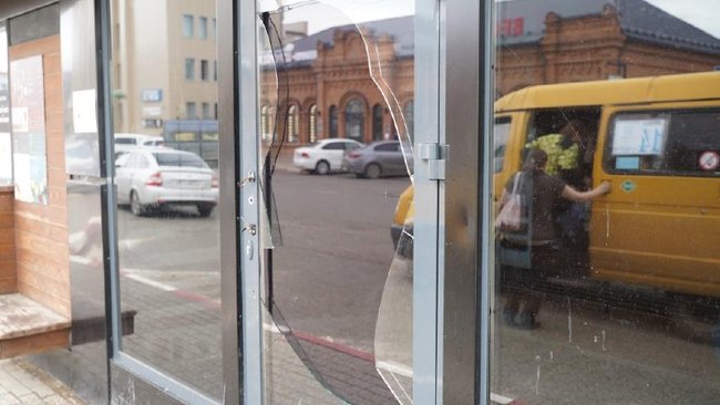 В центре Бузулука юные вандалы разбили стекло остановочного павильона 