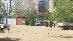 В Бузулуке силовики оцепили территорию двора пятиэтажек  