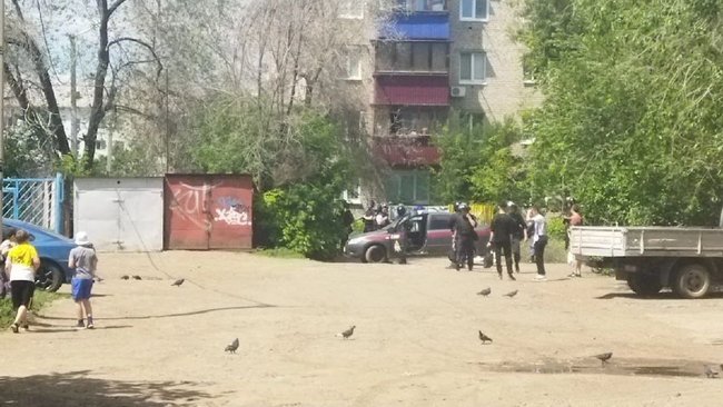 В Бузулуке силовики оцепили территорию двора пятиэтажек  