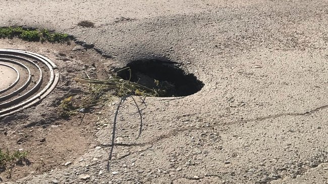 В Бузулуке машина застряла в яме, заезжая во двор многоквартирного дома