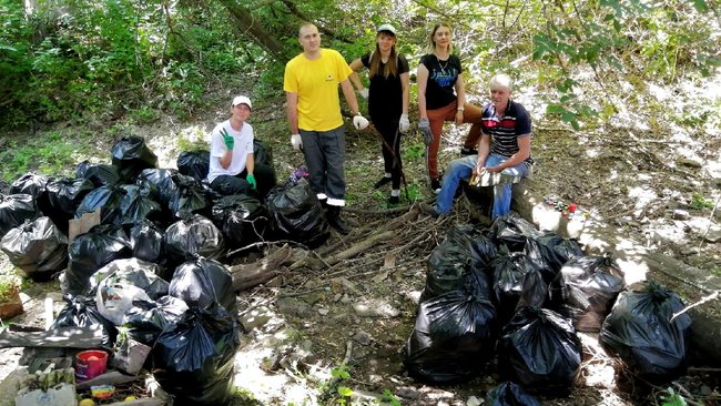 С 50 метров русла Домашки бузулучане собрали 35 мешков мусора 