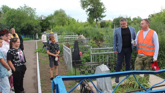 На старом кладбище в Бузулуке начали работать волонтеры и исследователи