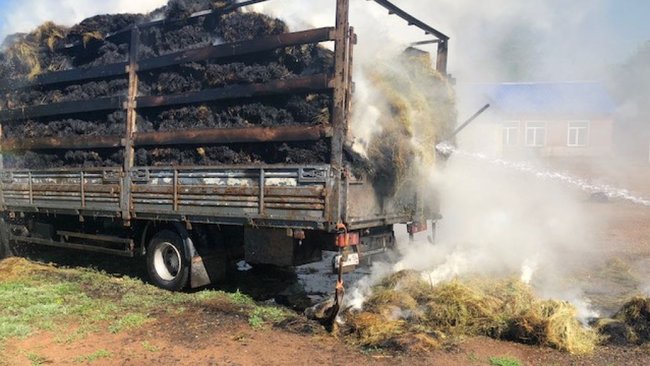 В Бузулукском районе горело сено в кузове грузовика