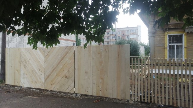 В Бузулуке у дома купца Соколова ставят ворота в неорусском стиле