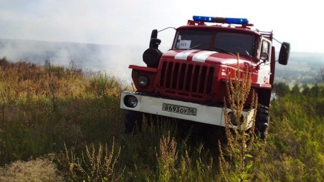 В Бузулукском районе полтора часа тушили пожар на окраине села
