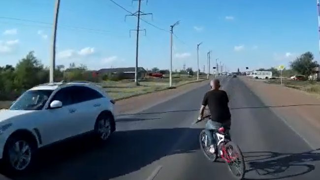 На въезде в Бузулук беспечный велосипедист напугал водителей 