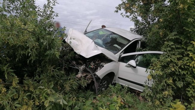 В Бузулуке иномарку после столкновения отбросило в дерево  