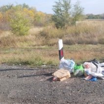 Люди, стоявшие в очереди на границе, оставили после себя горы мусора