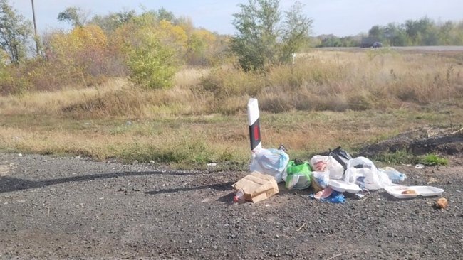 Люди, стоявшие в очереди на границе, оставили после себя горы мусора