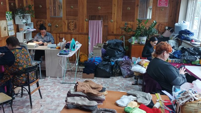 В Бузулуке женщины объединились, чтобы шить и вязать для фронта 