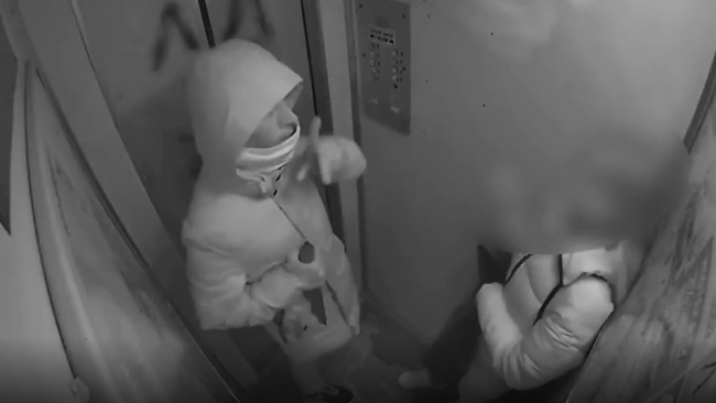 Мужчина ограбил девушку и подарил ее серьги жене на крестины дочери