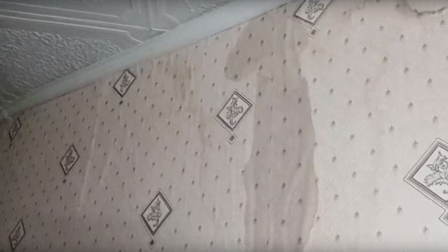 Вода льётся с потолка: в Бузулуке многоквартирный дом до сих пор без крыши 