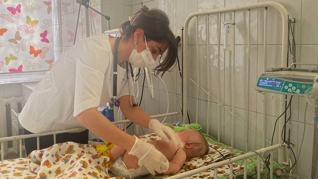 2-месячную малышку из Бузулукского района на борту МЧС доставили в Санкт-Петербург