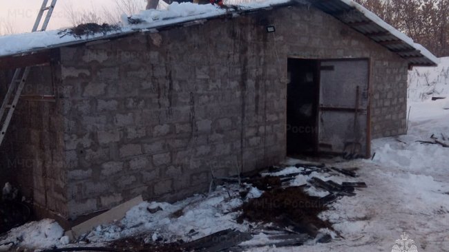 В селе под Бузулуком пожарные тушили загоревшуюся хозпостройку  