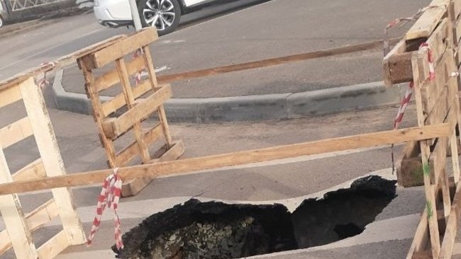 В новом микрорайне Бузулука провалился асфальт