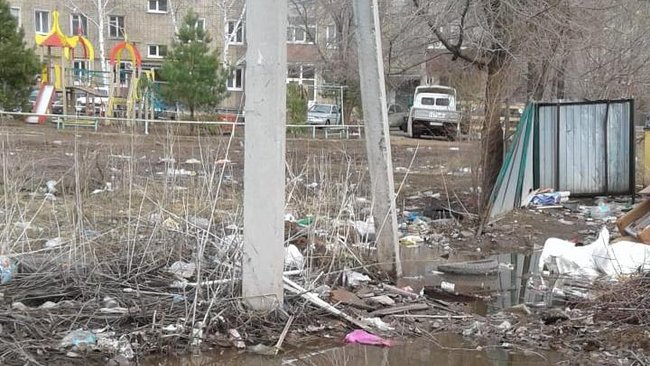 Опасное соседство: в Бузулуке мусор летит на детскую площадку